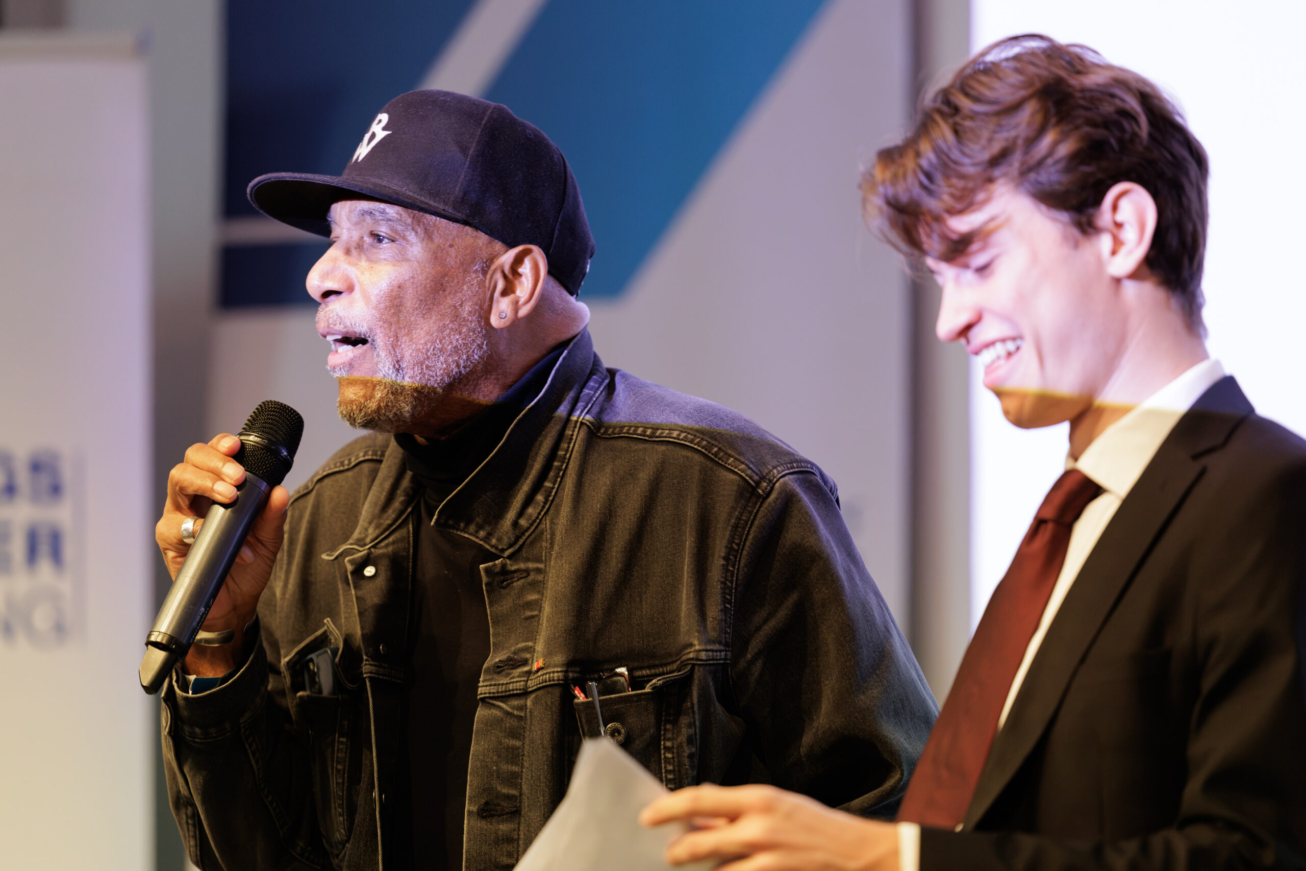 Ron Williams singt die Preisverleihung des Projekts „Demokratie – Next Generation“.