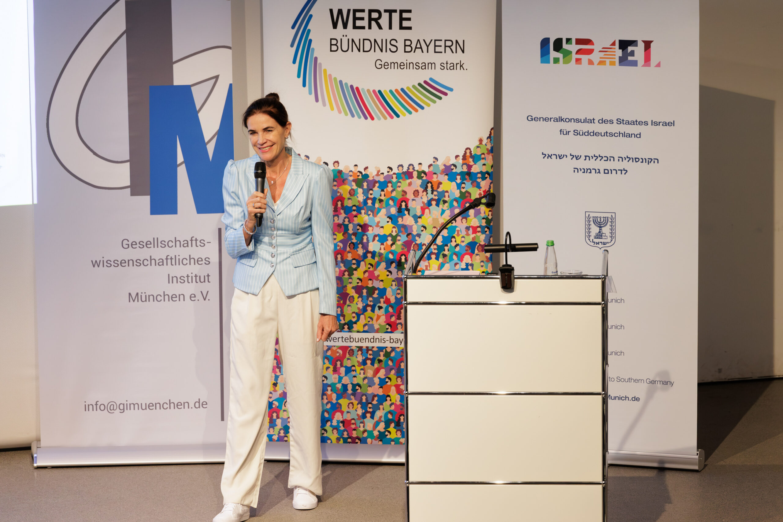 Karin Schnebel moderiert die Preisverleihung des Projekts „Demokratie – Next Generation“.