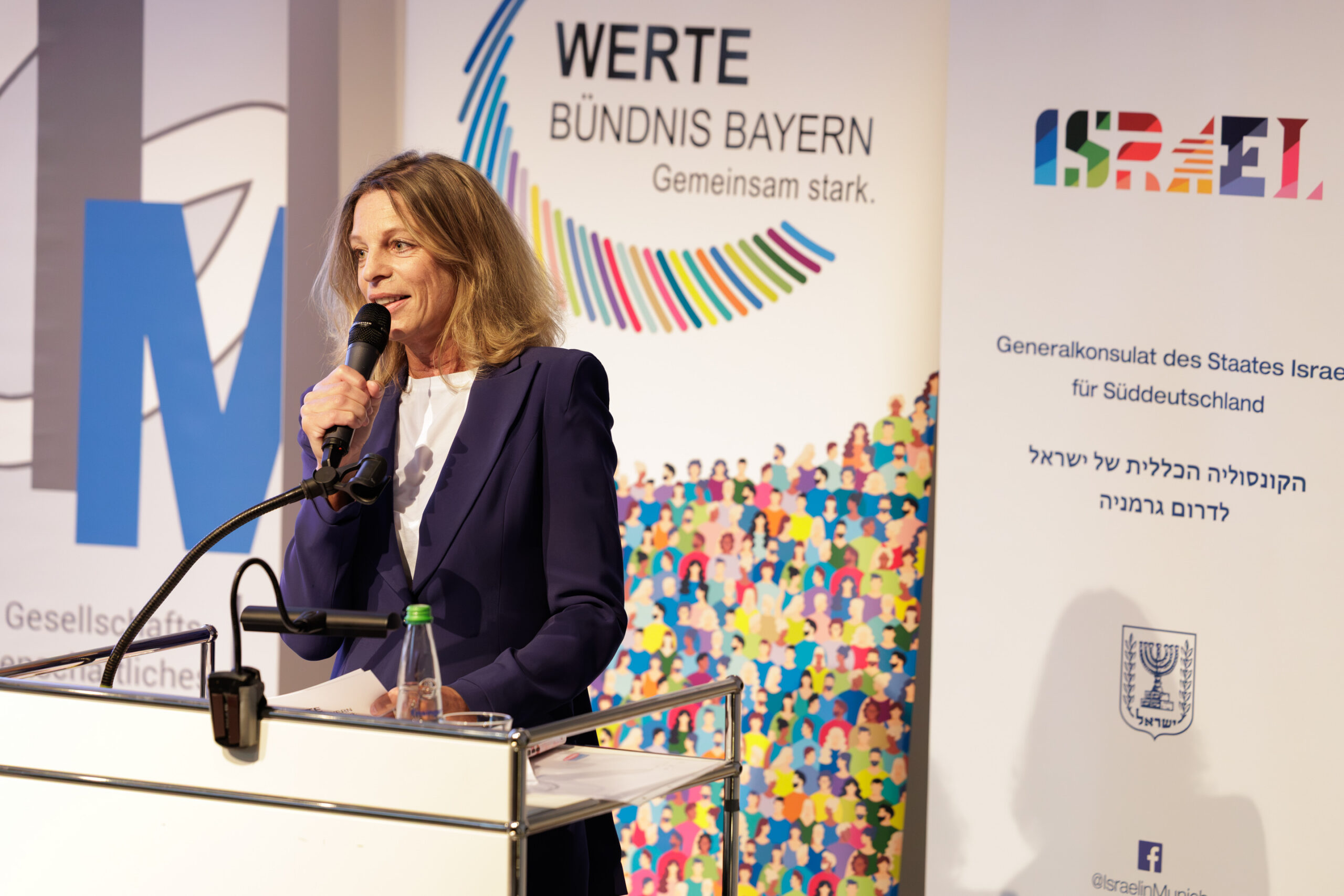 Andrea Taubenböck hält eine Rede bei der Preisverleihung des Projekts „Demokratie – Next Generation“.
