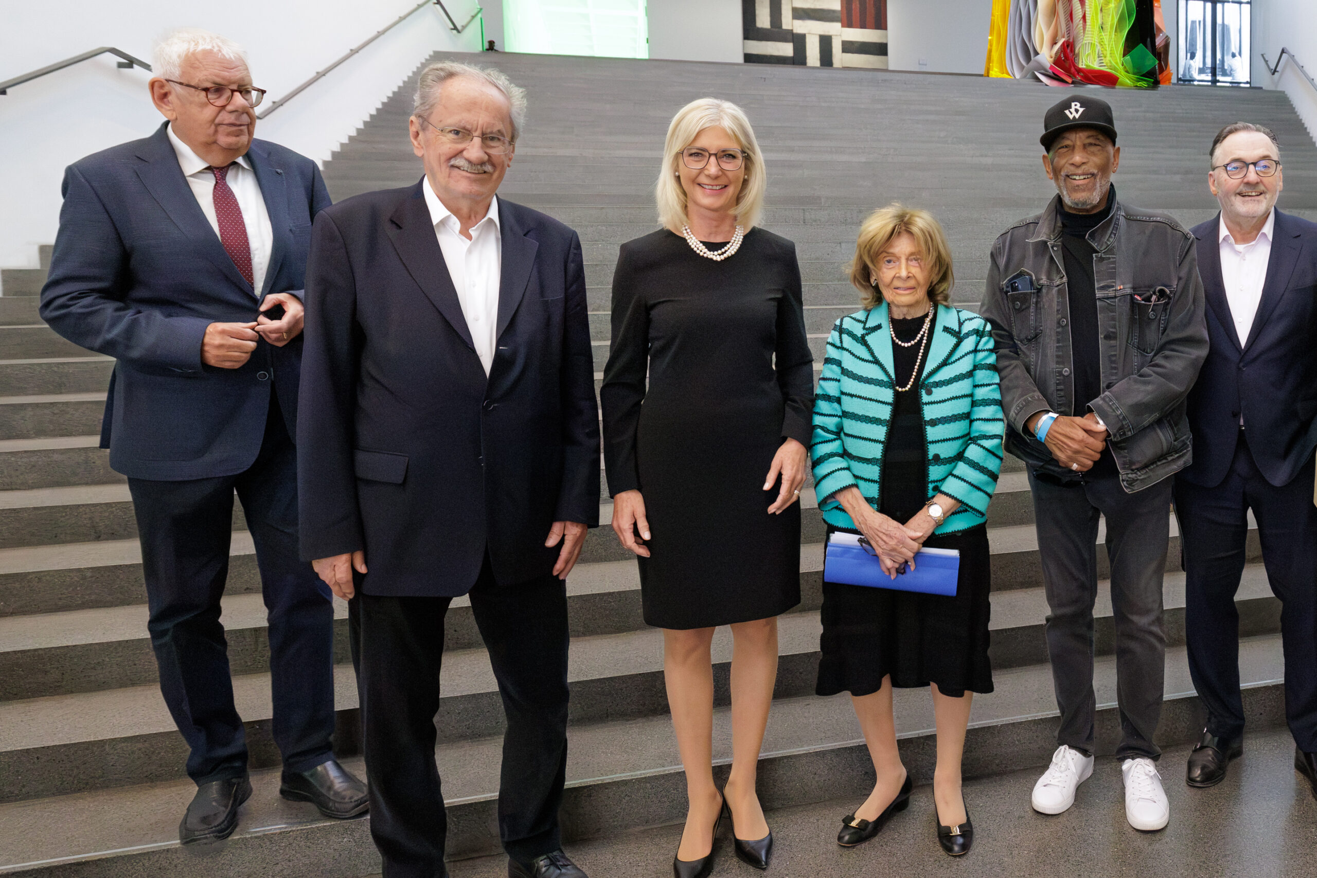 Ulrike Scharf, MdL, Charlotte Knobloch, Ron Williams, Christian Ude und weitere Personen posieren für ein Gruppenbild die Preisverleihung des Projekts „Demokratie – Next Generation“.
