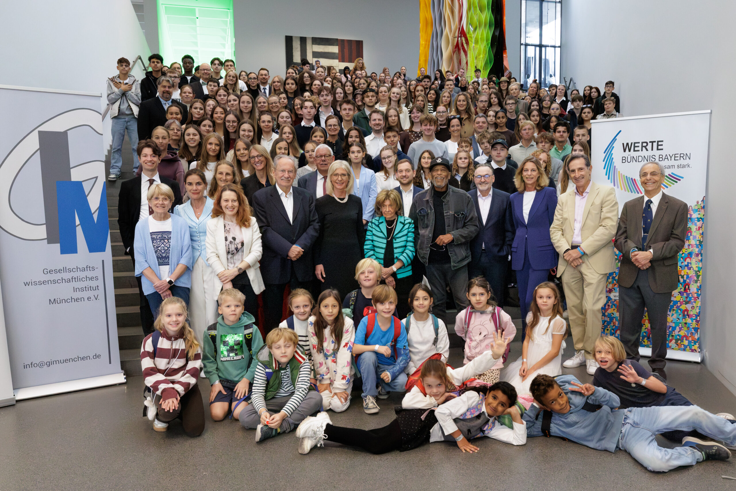 Ein Gruppenfoto der Schülerschaft und aller Beteiligten bei der Preisverleihung des Projekts „Demokratie – Next Generation“.