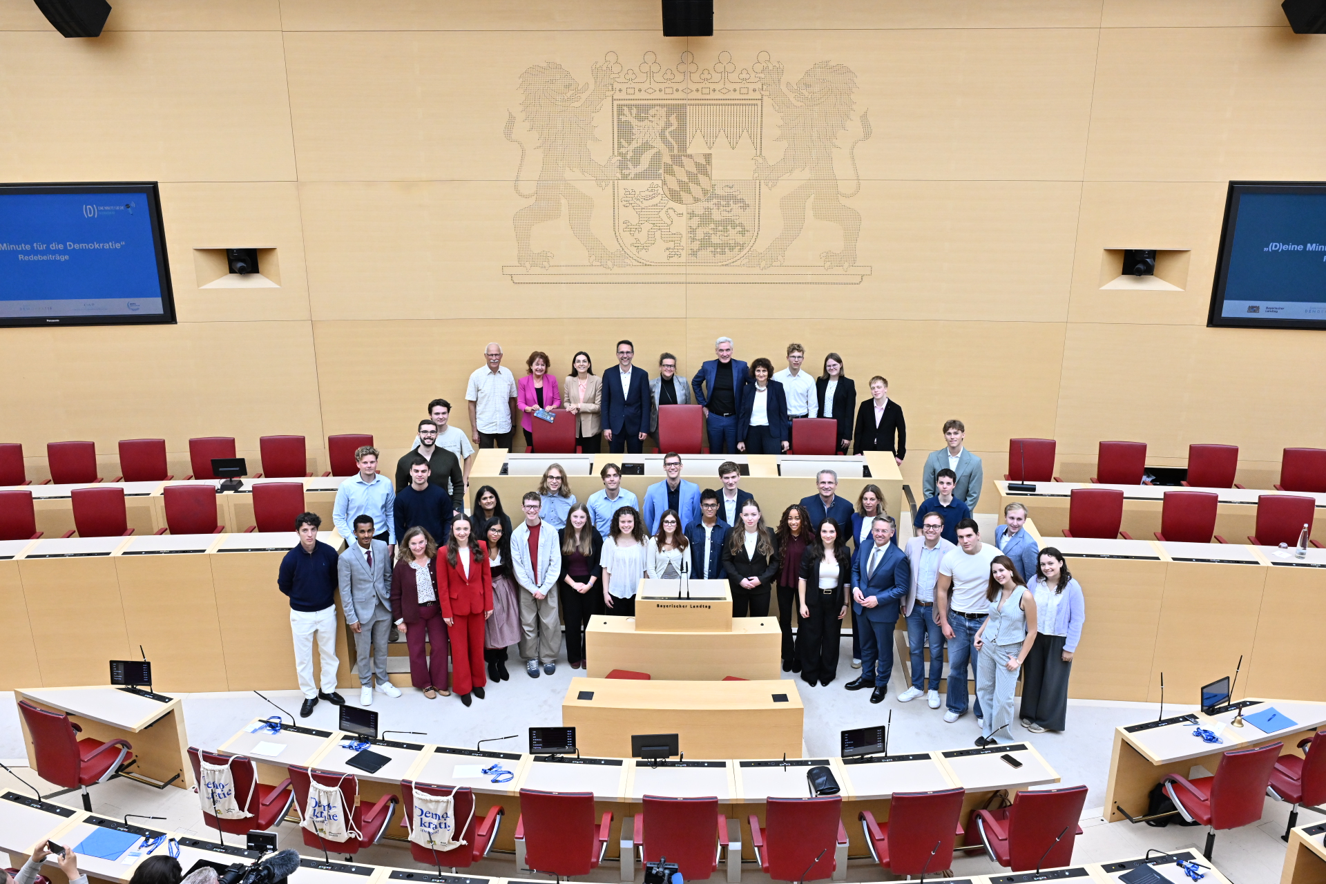 Ein Gruppenfoto im Plenarsaal des Bayerischen Landtags ist zu sehen bei dem Projekt „(D)eine Minute für die Demokratie".
