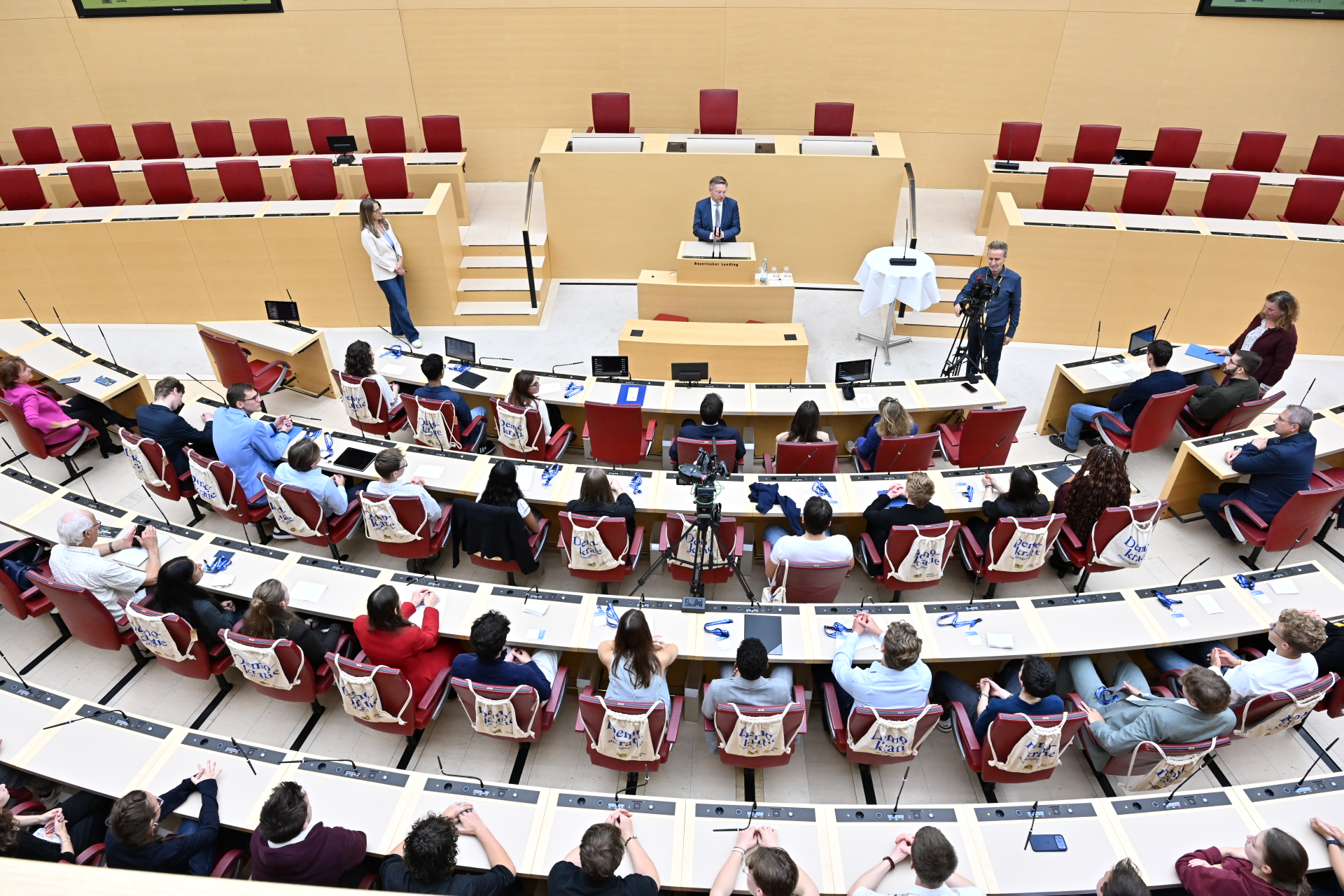 Der Plenarsaal des Bayerischen Landtags ist zu sehen bei dem Projekt „(D)eine Minute für die Demokratie".
