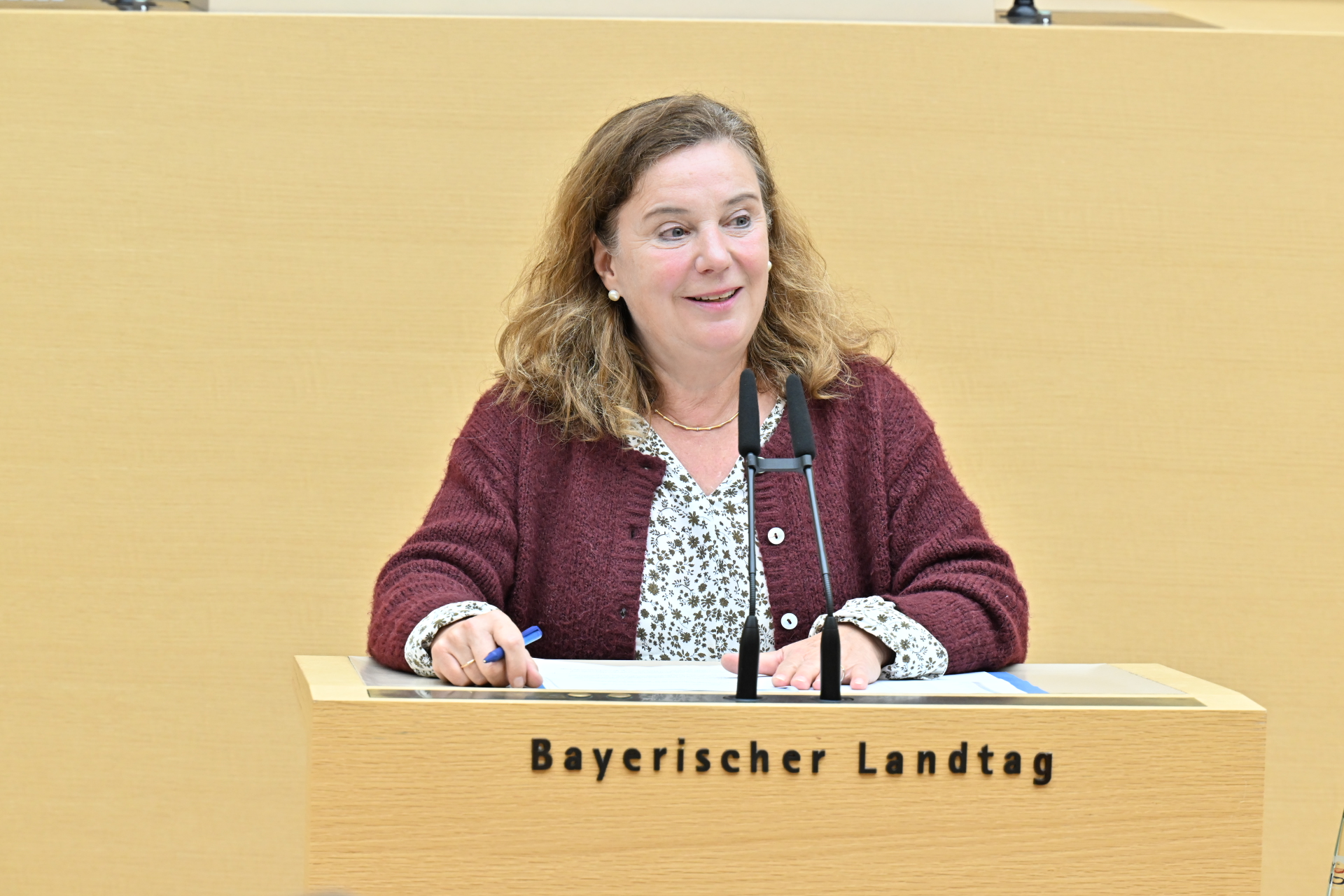 Projektleiterin, Eva Feldmann spricht zu dem gefüllten Plenarsaal dem Projekt „(D)eine Minute für die Demokratie".