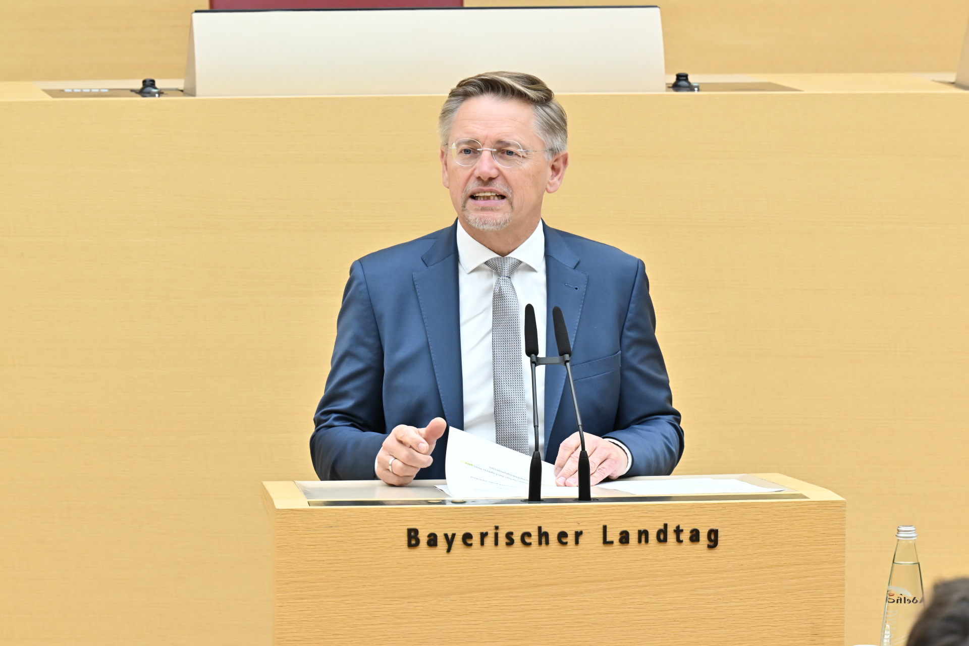 Vize-Landtagspräsiden Tobias Reiss spricht zu dem gefüllten Plenarsaal dem Projekt „(D)eine Minute für die Demokratie".