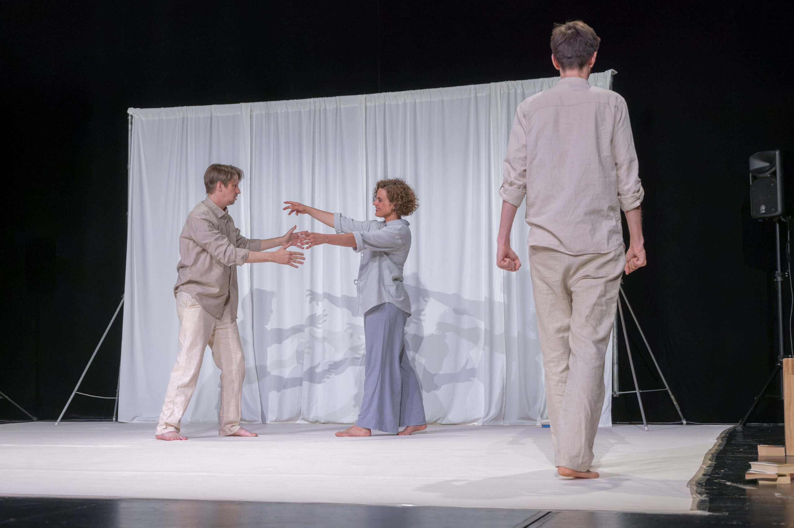 _MAR5110 Auf der Bühne des Volkstheater in München führen die Schauspielerin des und die zwei Schauspieler Theaterstücks „Friedenskinder – von verbrannten Büchern und mutigen Menschen“ auf. In der Szene umarmen sich die Schauspielerin und einer der Schauspieler.
